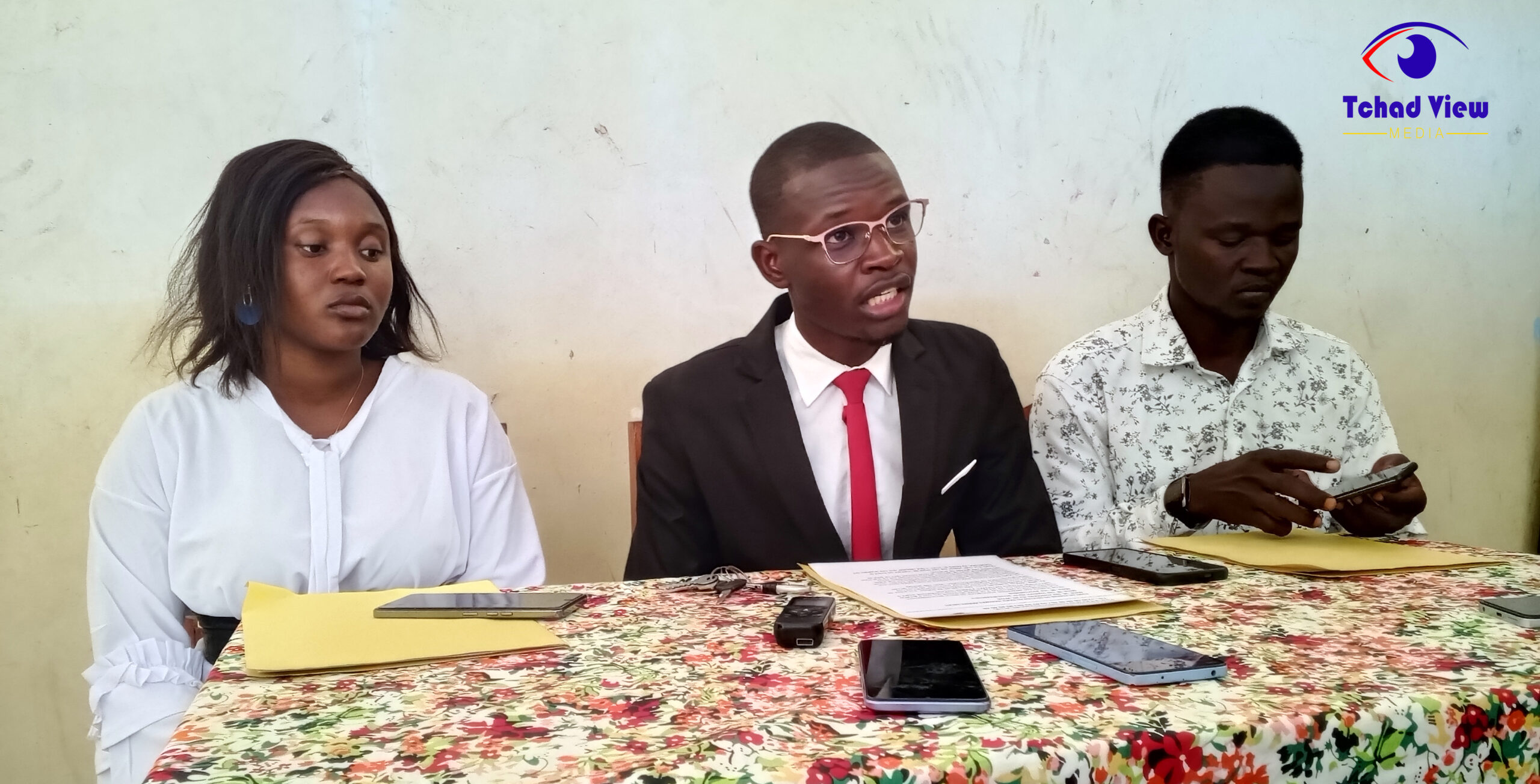Les Jeunes Du 9e Arrondissement Apportent Leur Soutien A Mahamat Kerima Saleh Maire Du 9e Et Actuellement Conseiller Elu.